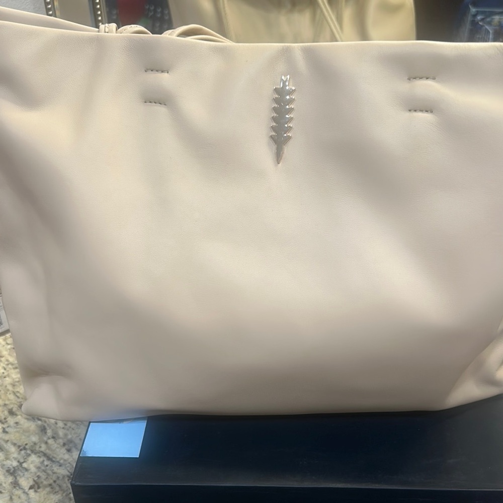 Chic Cream Tote Bag with Spacious Design